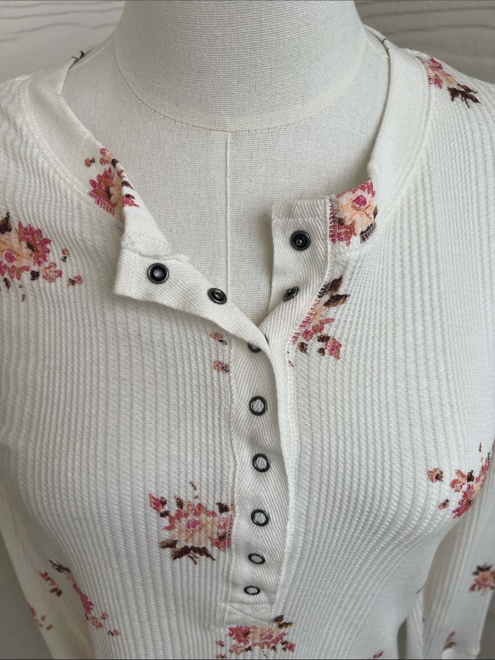 aerie White Long-Sleeve Henley with Pink Floral Print - Picture 5 of 7